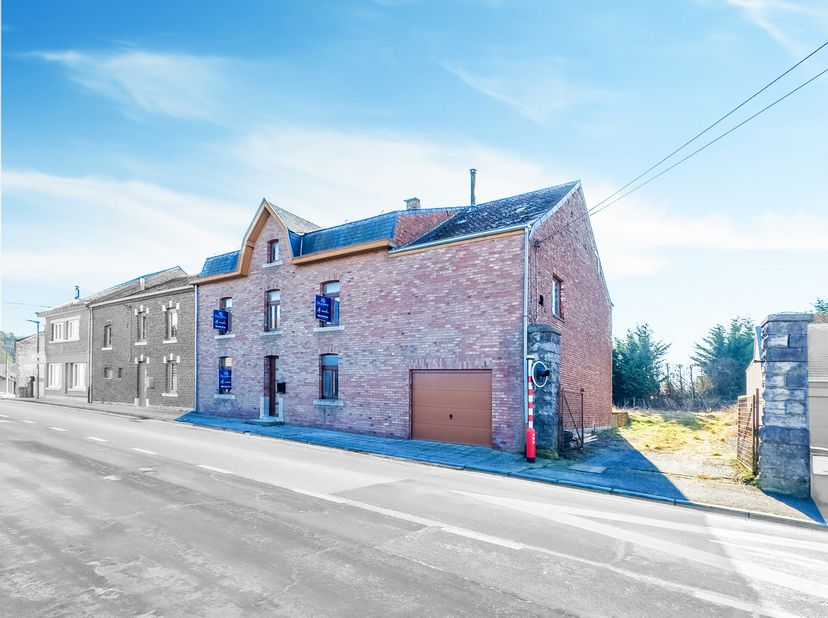Située à quelques pas du centre de Rochefort, cette spacieuse maison offre un cadre de vie idéal pour une grande famille ou un projet dinvestissement.