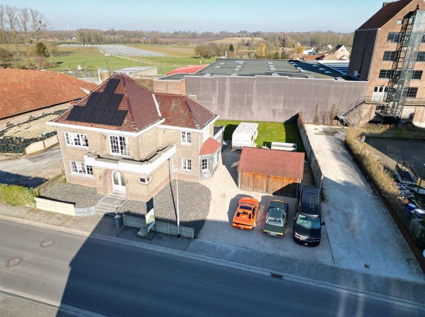 RUIME GEZINSWONING MET ENORM VEEL POTENTIEEL IN HOESELT&lt;br /&gt;
We houden halt op de Schalkhovenstraat ter hoogte van nummer 42. Gelegen in het rustige