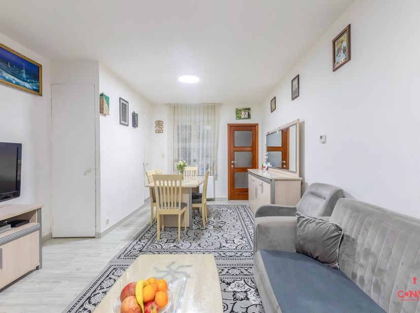 Deze woning is gelegen op wandelafstand lokale handelaars, winkels en scholen. Het stadscentrum van Gent is gemakkelijk bereikbaar met de fiets via de