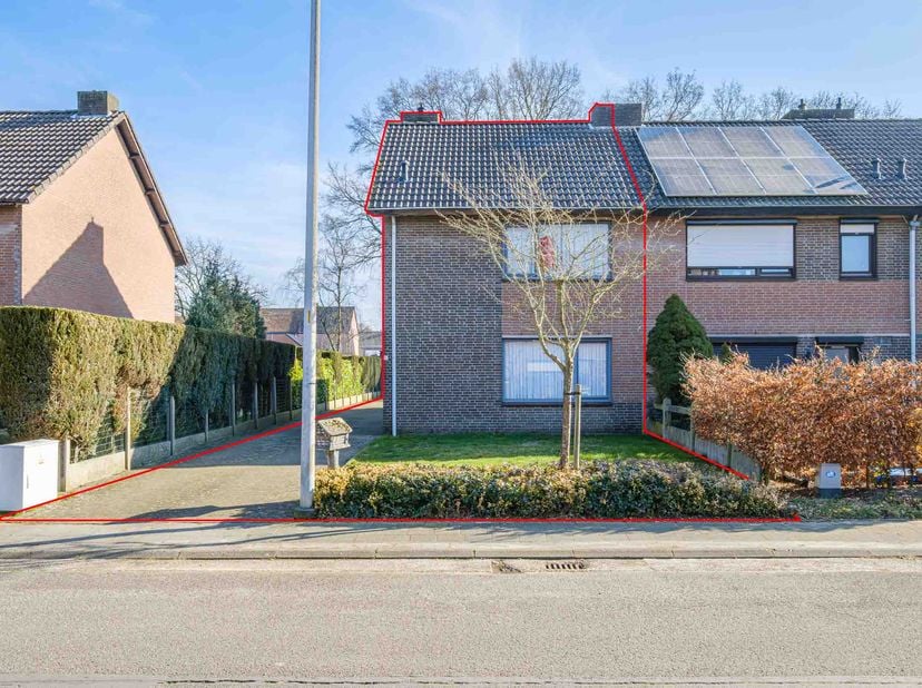 Ten kadaster gekend Geel – 3e afdeling, sectie K, nummer 925/G10/P0000, groot 4a 37ca, niet-geïndexeerd KI: 743€. &lt;br /&gt;
Indeling: &lt;br /&gt;
- garage&lt;br