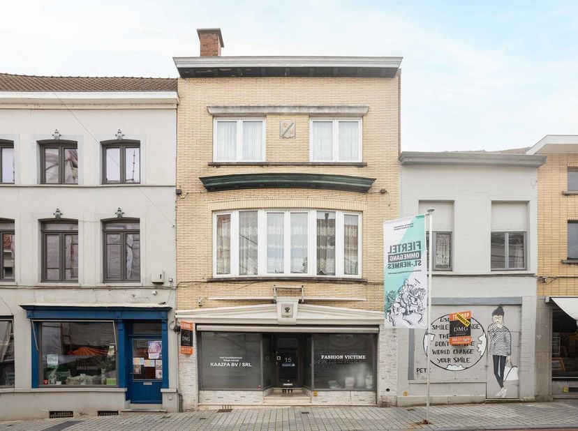 In één van de belangrijkste winkelstraten te Ronse treft u dit statig gebouw die als volgt is ingedeeld:&lt;br /&gt;
Op het gelijkvloers een prachtige winke