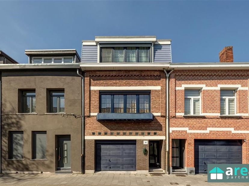Deze charmante ééngezinswoning is gelegen in een rustige buurt te Hoboken, vlakbij de Hobokense Polder! Op wandel- en fietsafstand van scholen en supe