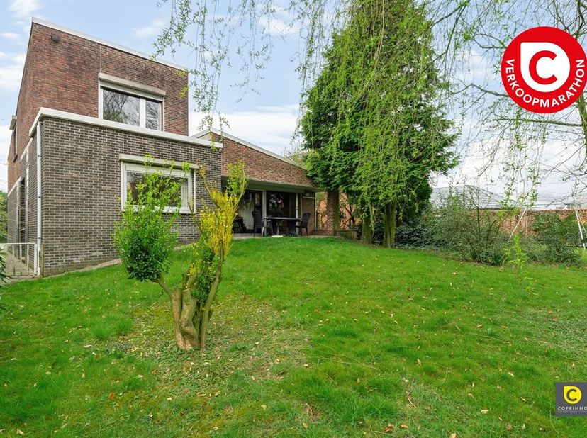 Cette agréable villa de 3 chambres à coucher est située sur un terrain de 560m² orienté au sud.&lt;br /&gt;
L&#039;emplacement est idéal : une rue très calme et