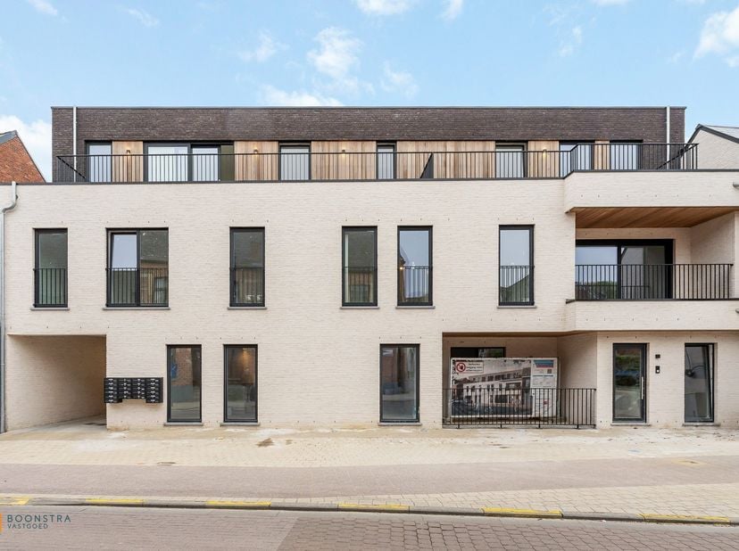 Op een uitstekende locatie in het centrum van Beerzel bevindt zich dit appartement in een recent appartementencomplex. Het betreft een bijna energiene