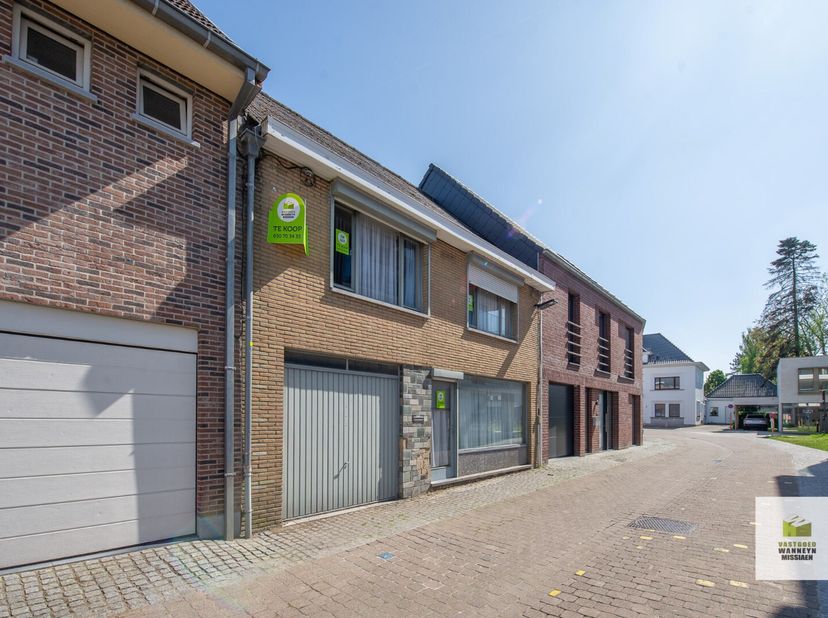 Zeer rustig gelegen op minder dan 500 meter van het sportpark, de centrumschool, kunstacademie, zwembad, grootwarenhuis...&lt;br /&gt;
Vooraan in de woning