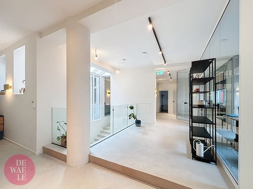 In de Onafhankelijkheidsstraat in Molenbeek bieden wij een volledig vernieuwde kantoorruimte van 170 m² te huur aan.  Deze instapklare werkplek biedt