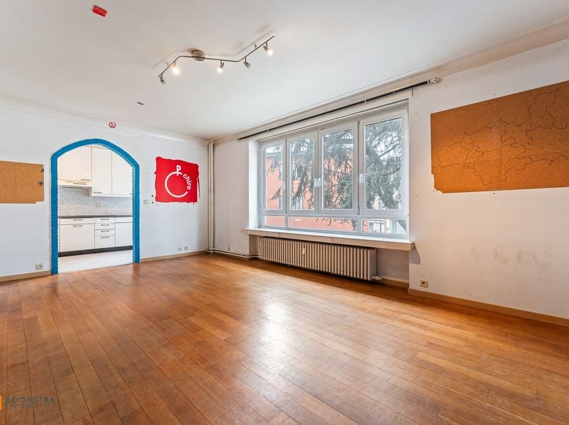 Op een uitstekende locatie te Mechelen bevindt zich dit ruim twee slaapkamer appartement. Het bruisende centrum van Mechelen met zijn cultuuraanbod, s