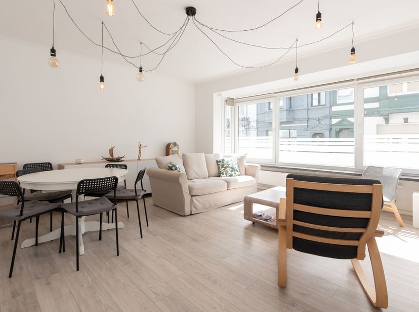 Cet appartement lumineux à vendre est situé au premier étage de la Residentie Aïda, au coin de la Velodroomstraat et de la Frans Musinstraat à Ostende
