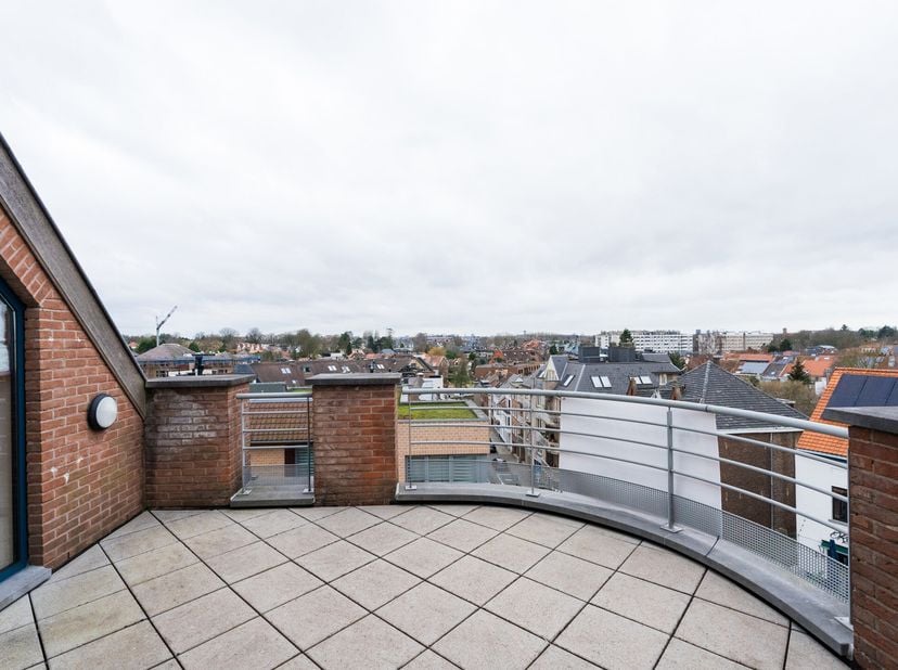 SINT-PIETERS-WOLUWE, op een steenworp van het Dumonplein en het metrostation Stockel, lichte DUPLEX van 165m² (3bed/2bath) met terrassen (±17m²), keld