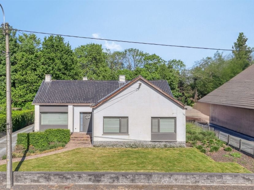 Te midden van een groene omgeving bevindt zich deze uitzonderlijke eigendom die de perfecte combinatie wonen en werken bied.&lt;br /&gt;
&lt;br /&gt;
De woning is