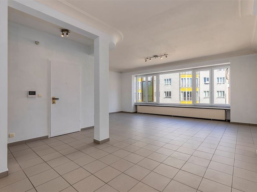Dit perfect instapklaar en volledig gerenoveerd 2-3 slaapkamer appartement met leuk terras is gelegen in Antwerpen vlakbij het Centraal Station. Geleg