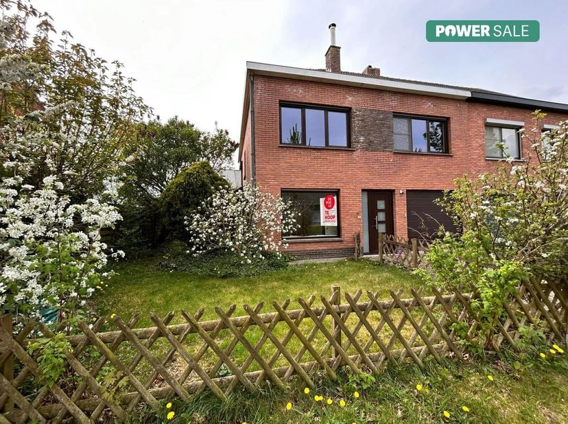 Op zoek naar een ruime gezinswoning waar rust en comfort centraal staan? Deze volledig instapklare woning, gelegen in een doodlopende straat in Aalter
