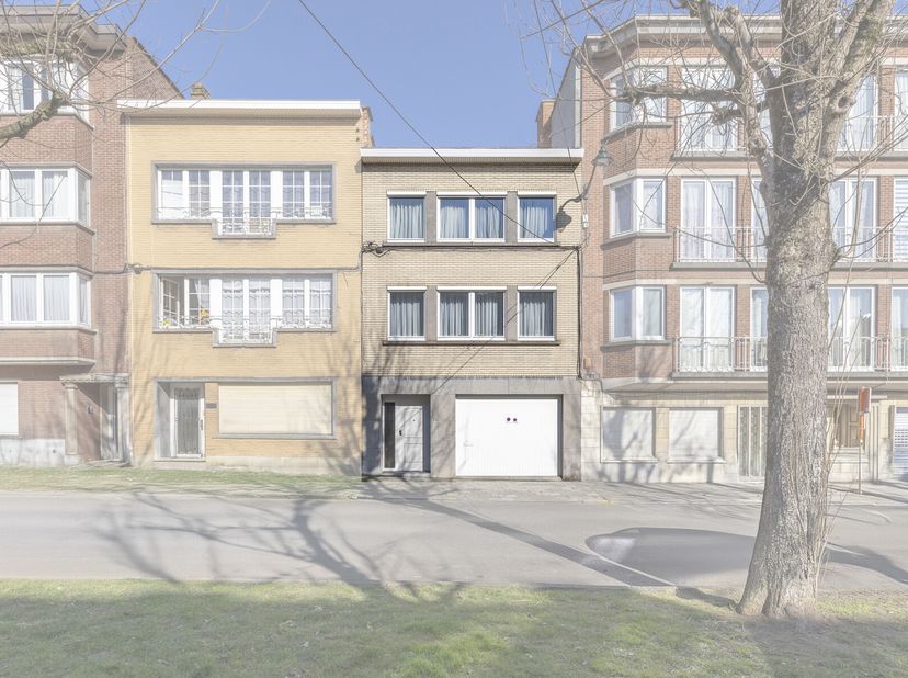 Schitterend gelegen en zeer verzorgde bel-etage woning met 3 slaapkamers en tuintje in residentiële buurt te Anderlecht&lt;br /&gt;
Deze woning omvat op de