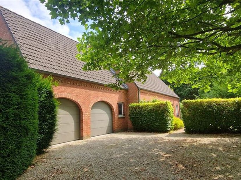 Ontdek deze prachtige woning gelegen in Overijse, dicht bij winkels, scholen en openbaar vervoer - een echte oase van rust op een weelderig, groen ter