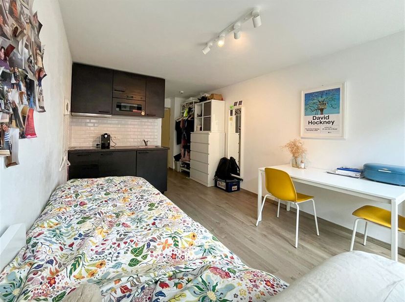 A la recherche d&#039;un bien d&#039;investissement ou d&#039;un premier lieu de vie ? Au troisième étage de cet immeuble se trouve ce studio rénové de 21m². Il est