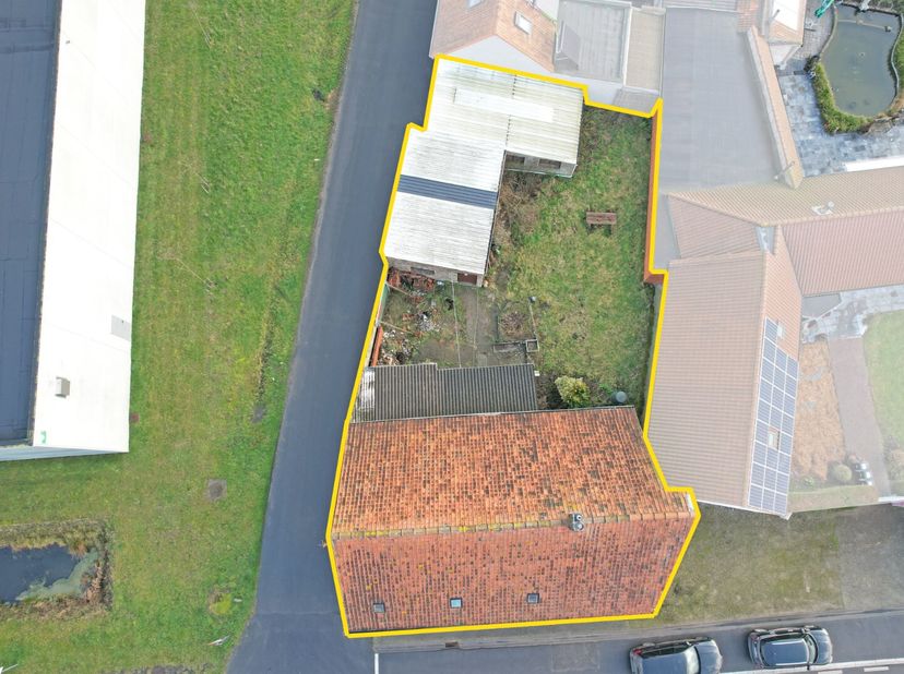 Gezellige woning te koop in Hoogstade met zongerichte tuin en zijtoegang. De woning is als volgt ingedeeld: Op het gelijkvloers heb je een gezellige w