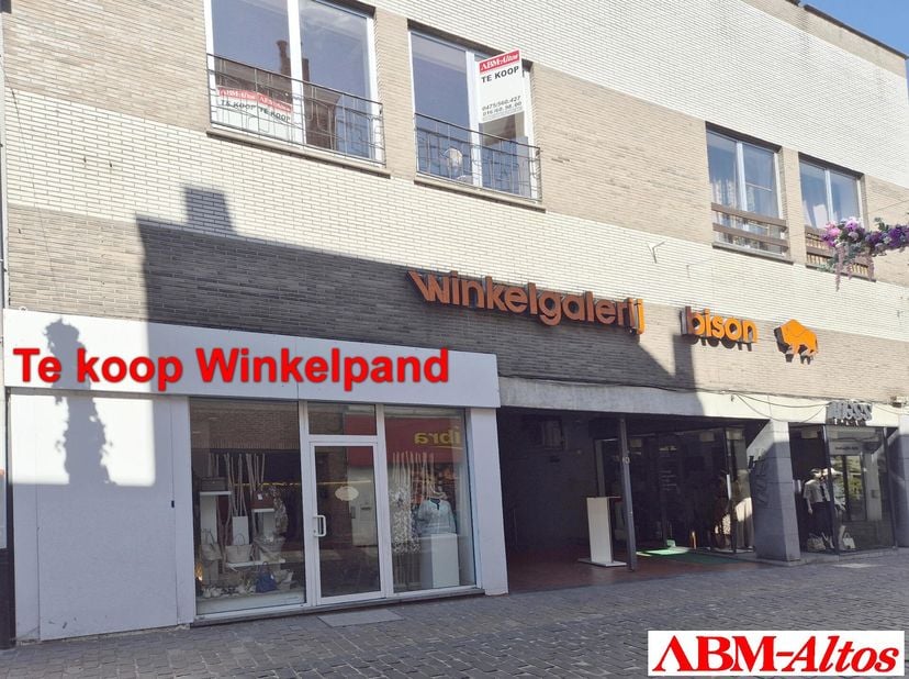 Winkelpand te koop bestaande uit een commerciële ruimte op het gelijkvloers, een tussenruimte dat als kantoorruimte of extra commerciële ruimte kan di
