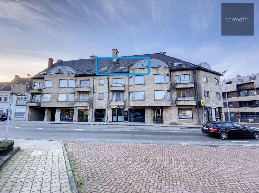 Tegenover de kerk van Desselgem vinden we in Residentie De Croone, dit gezellig dakappartement op de derde verdieping&lt;br /&gt;
Het omvat : inkom, gastent