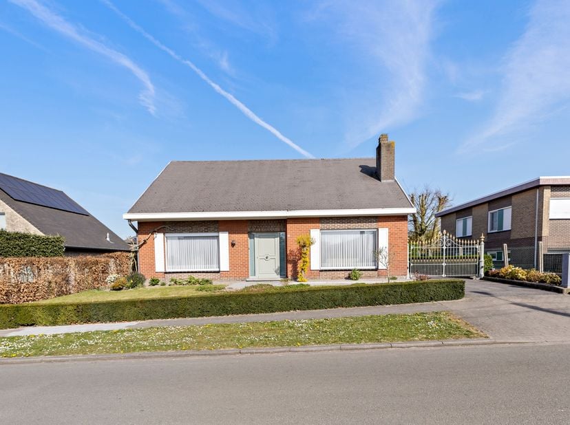 In het rustige en landelijke Sint-Eloois-Winkel, presenteren wij u deze charmante vrijstaande villa op een perceel van 648 m².&lt;br /&gt;
De woning beschik