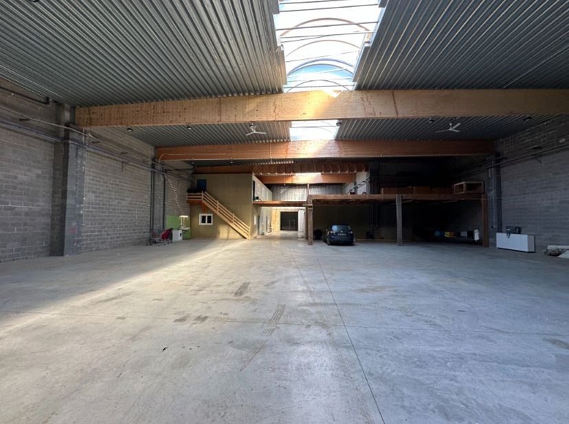 Te huur: 1.200 m² magazijn met 4m elektrische sectionaaldeur (unit A8 op het plan), versterkte vloerplaat voor het verplaatsen van zware machines + ho