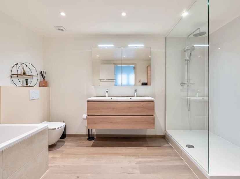 Bent u op zoek naar een instapklare en vernieuwde woning? Zoek dan niet verder!&lt;br /&gt;
Met een oppervlakte van 154 m² biedt deze woning comfort en ruim