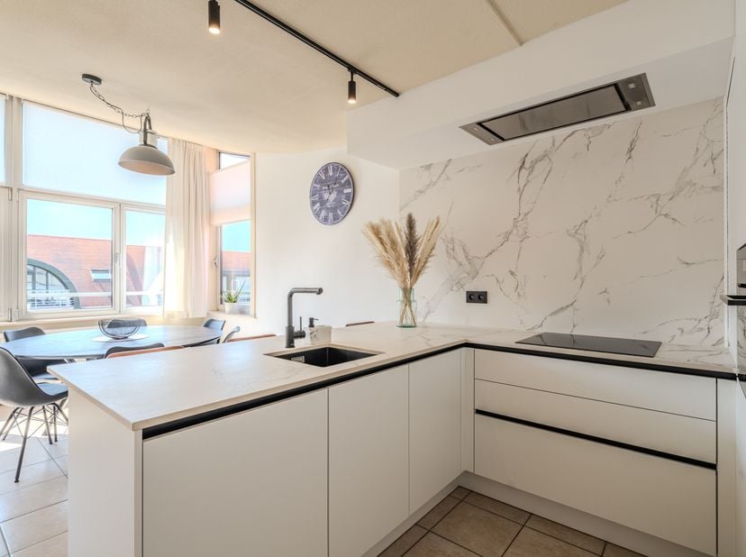 Appartement exceptionnellement lumineux à vendre avec deux chambres spacieuses situé au sixième étage de la résidence Gauguin à Nieuwpoort-Bad, Fransl