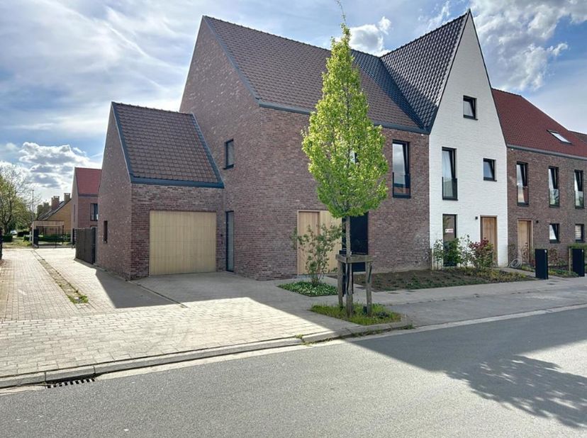 Subliem gelegen halfopen bebouwing, bestaande uit een inkomhal met gastentoilet, lichtrijke leefruimte met eet- en zithoek, volledig uitgeruste open k