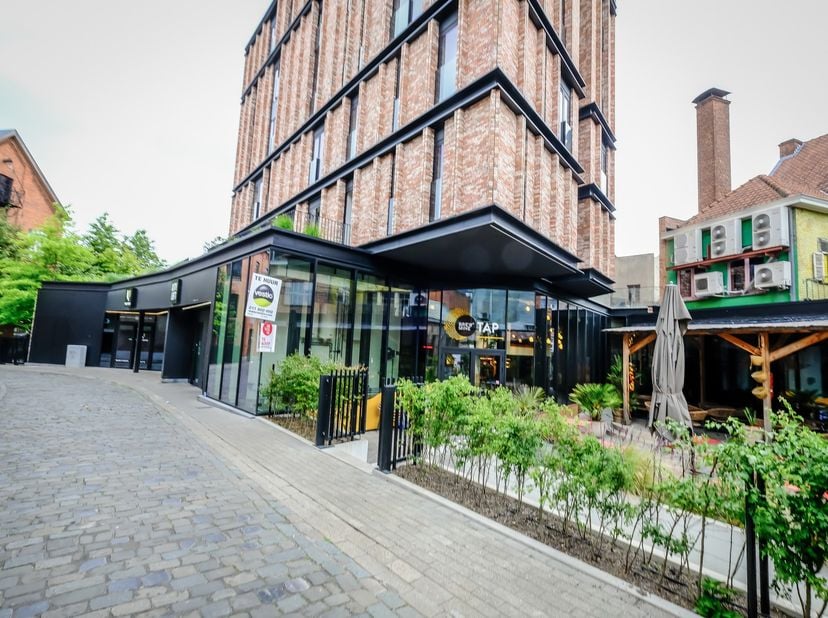Dit moderne handelspand is gelegen in hartje Hasselt aan de drukste en gezelligste straten van Hasselt ; nl. tussen de Raamstraat en de Zuivelmarkt. 