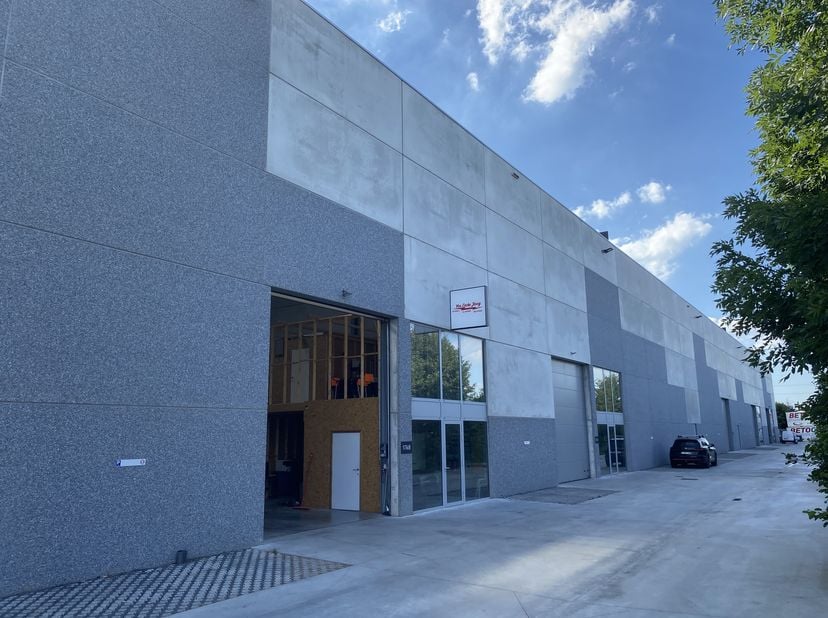 Op een invalsweg te Hooglede bevindt zich deze loods te huur van ca. 542m².&lt;br /&gt;
Specificaties:&lt;br /&gt;
- geautomatiseerde sectionaalpoort(4,5mB x 5mH)