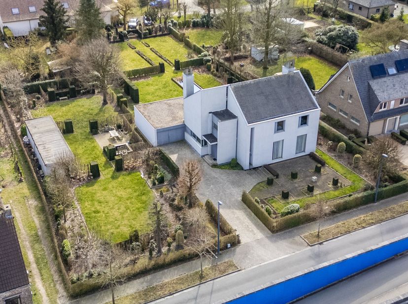 La maison de 1970 a été construite avec une vision architecturale claire. Il vous confère également une atmosphère moderne grâce à sa façade rénovée.