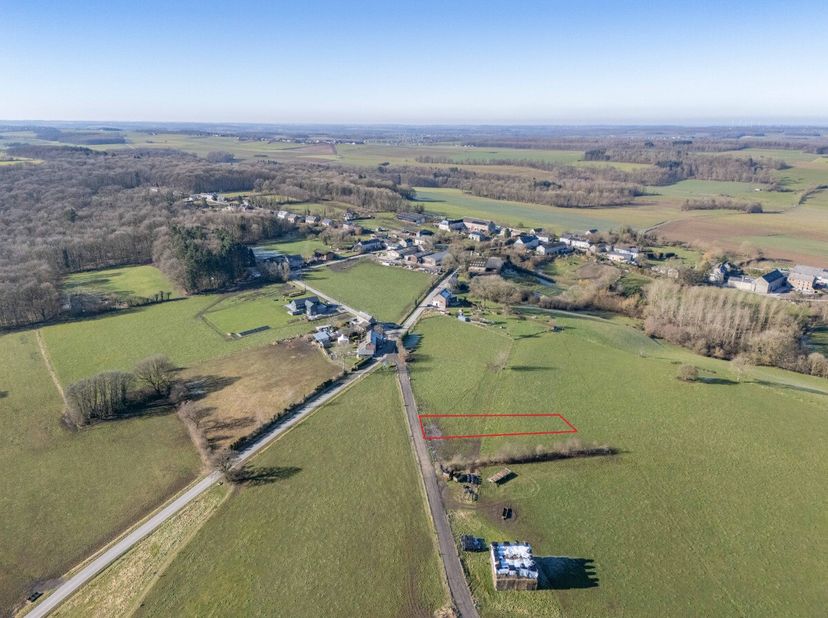 ERA B-LUX biedt u met plezier deze bouwgrond aan, gelegen in Bende, een deelgemeente van Durbuy.Dit perceel van 1.007 m² is geschikt voor een halfopen