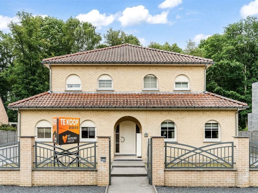 Zeer ruime, goed onderhouden woning (269m²) met 4 slaapkamers + tuin van 10 are met ruime garage (26m²) te Beverlo.&lt;br /&gt;
Belangrijkste troeven:&lt;br /&gt;