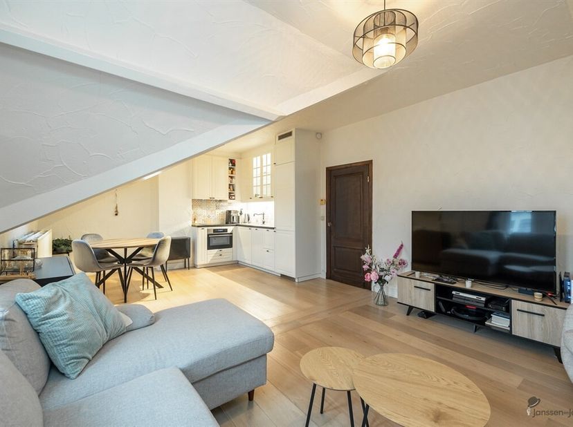 Bienvenue dans cet appartement confortable et bien entretenu situé au coeur d&#039;Ekeren Mariaburg, à proximité des voies d&#039;accès, des magasins et des tra