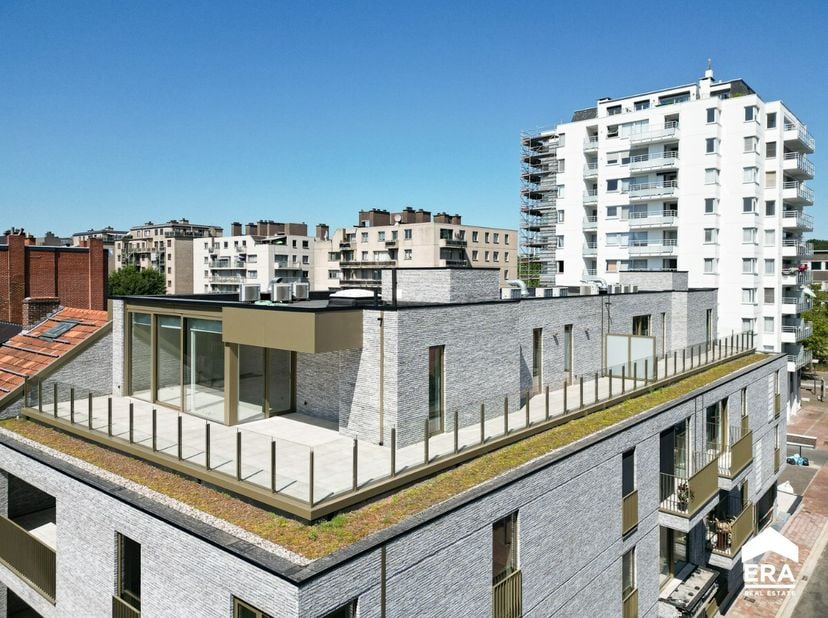 Instapklaar en energiezuinig penthouse met zeer ruim terras en ondergrondse autostaanplaats in het centrum van Genk Geniet van 6% btw en bespaar 55.12