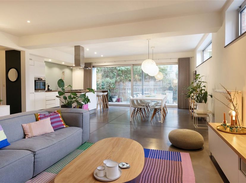 Unieke en stijlvolle loft met 2 slaapkamers, privaat terras met tuin én ondergrondse autostaanplaats&lt;br /&gt;
Omgeving:&lt;br /&gt;
+ Rustig gelegen op een boo
