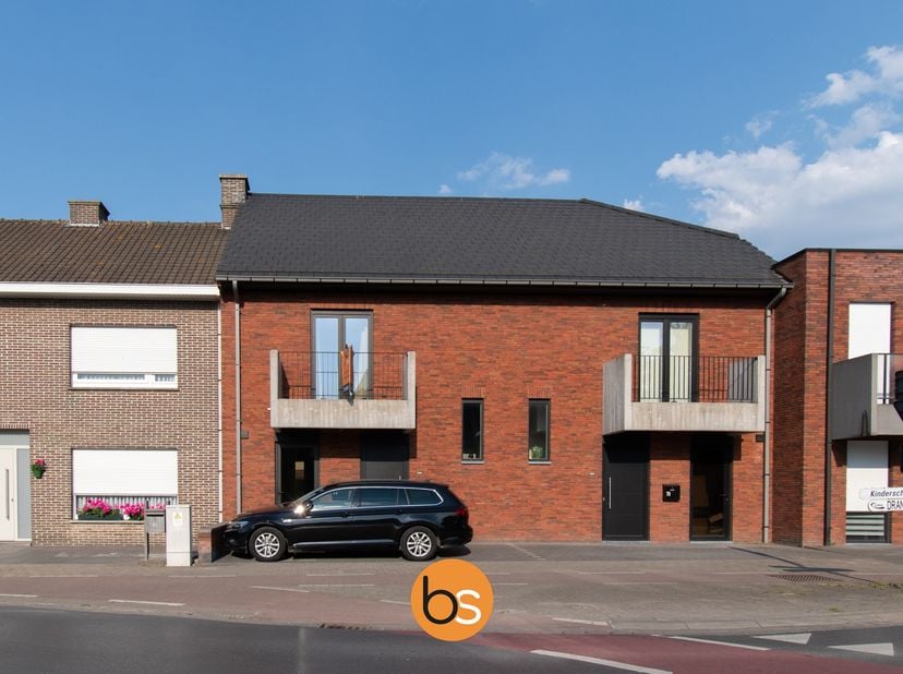 In het centrum van Sint-Eloois-Winkel, ligt deze recente, zeer goed onderhouden woning.&lt;br /&gt;
&lt;br /&gt;
De woning bestaat uit een ruime inkomhal met gast