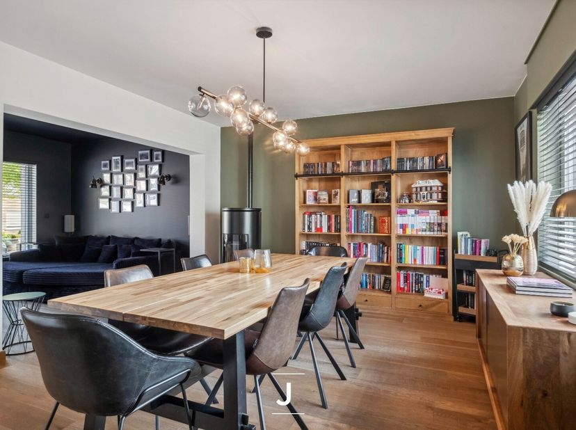 Welkom in het charmante Rollegem, waar deze prachtig gerenoveerde, robuuste gezinswoning u zal verrassen met haar ruimtes, comfort &amp; hoogwaardige afwe