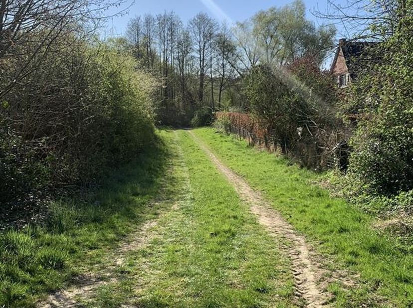 Mooi stukje bouwgrond voor halfopen bebouwing in het landelijke Meldert. Prachtig zicht op de velden.&lt;br /&gt;
De breedte bedraagt 10,5 meter.  Voor een