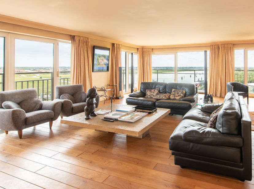 Riant appartement te koop te Nieuwpoort, Paul Orbanpromenade 4. Met zijn vijf terrassen geniet u van een magnifiek open zicht op zee, de Havengeul als
