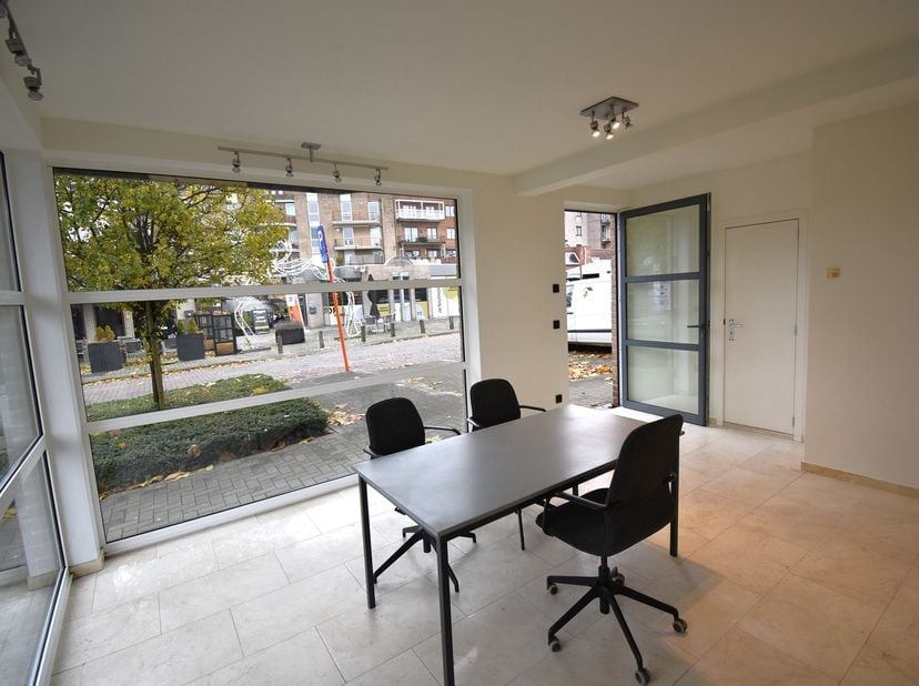 Goed gelegen handelspand in Lanaken&lt;br /&gt;
gelegen aan het Molenweideplein, met veel parking in de onmiddellijke omgeving.&lt;br /&gt;
veel etalage&lt;br /&gt;
wc