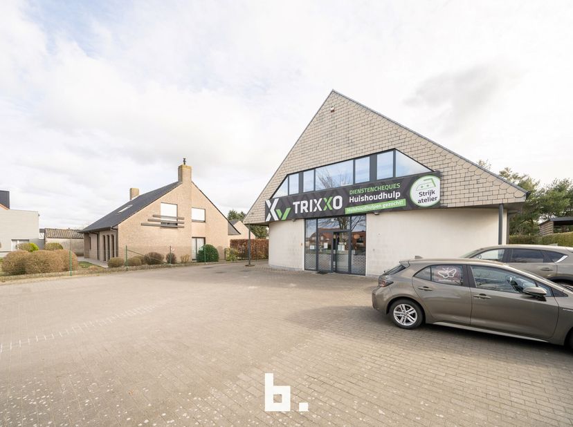 Het commerciële kantoor dat zich bevindt in een kantoorgebouw in Jabbeke is een prachtig gerenoveerd pand uit 2008. Met een bewoonbare oppervlakte van