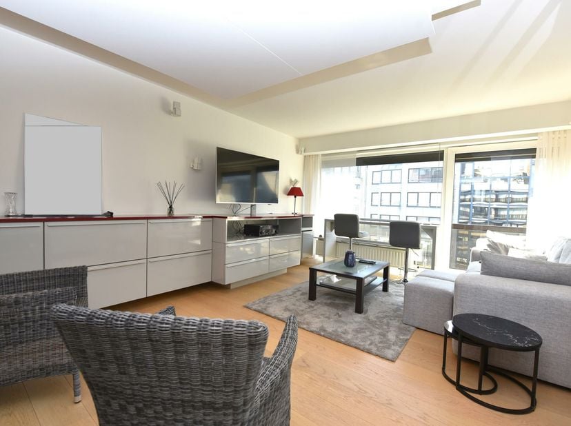 Beau studio situé dans l&#039;Avenue Lippens, dans la meilleure partie, à 750m de la digue.&lt;br /&gt;
L&#039;appartement a été rénové entièrement avec des matériaux