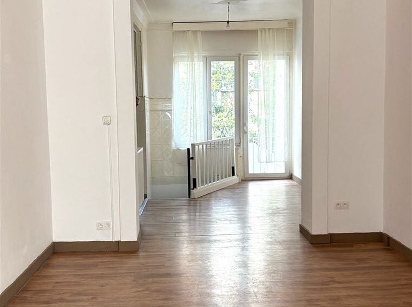 Rue Gustave Defnet: Dans ce quartier très prisé de Saint-Gilles et une petite copropriété avec peu de charges, Mejama Real Estate vous propose ce lumi