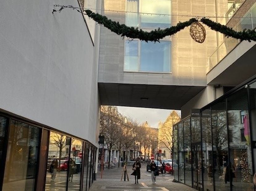 Dit luxueus afgewerkt appartement van 194 m² met uitzicht op de markt van Bilzen is gelegen op De Commanderie nr 4. &lt;br /&gt;
Deze zeer interessante ligg