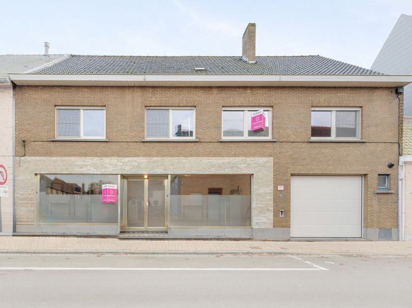 Deze ruime woning met mogelijkheden tot een handelspand bevindt zich in het hartje van Oostnieuwkerke. De woning is deels gerenoveerd in 2019 en besch
