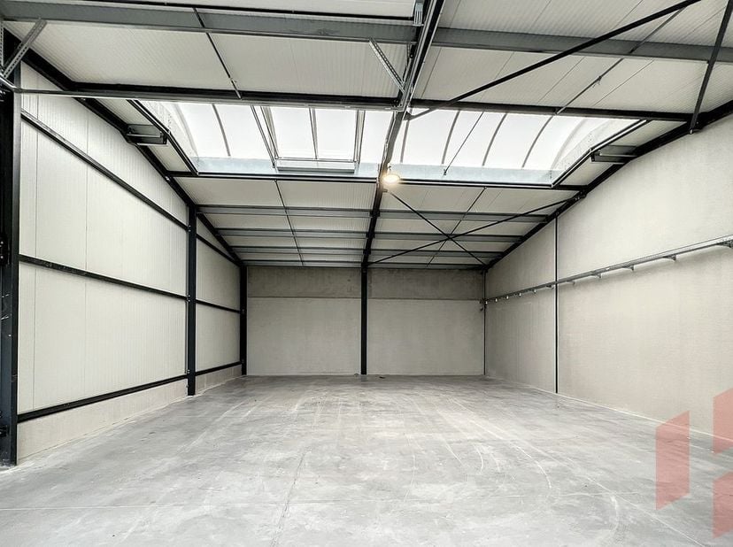- Gloednieuwe opslagruimte als onderdeel van een project voor KMO’s&lt;br /&gt;
- Units van 192m²&lt;br /&gt;
- Optimale isolatie en efficiëntie dankzij hoogwaard