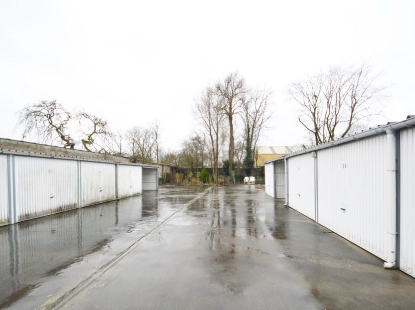Garage à vendre
                    à 9800 Deinze