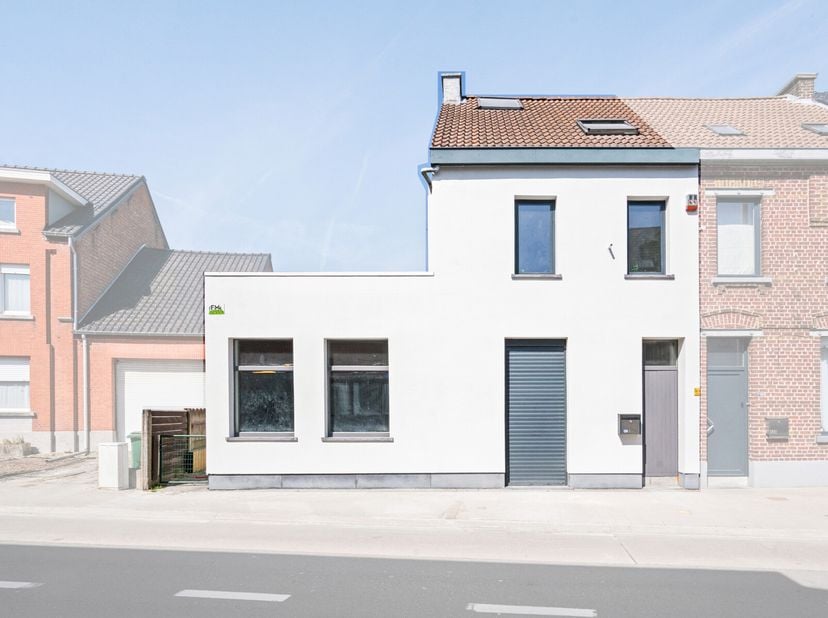 Ben je op zoek naar een plek om wonen en werken samen te brengen? Dan is dit pand zeker iets voor jou! Deze ruime woning met een bruikbare vloeropperv