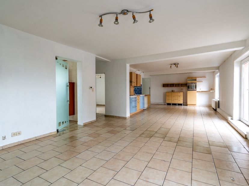 Au 1er étage : Spacieuse et lumineuse pièce de vie principale composée dun espace salon, salle à manger, dun coin repas et dune cuisine équipée ouvert
