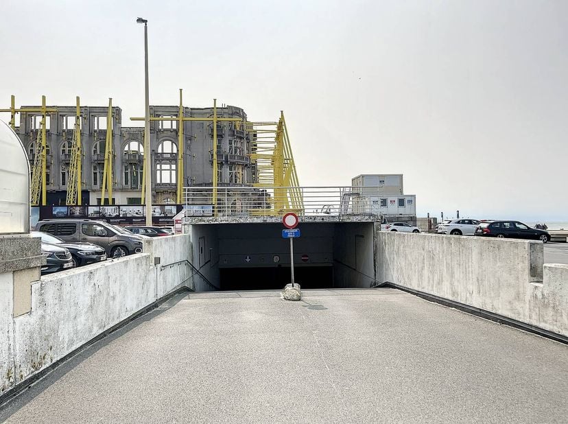 Garage box à vendre à Nieuwpoort-Bad. Le box de garage est situé au -1 de la Hendrikaplein, près de Albert I Laan et Zeedijk.&lt;br /&gt;
Dimensions:&lt;br /&gt;
